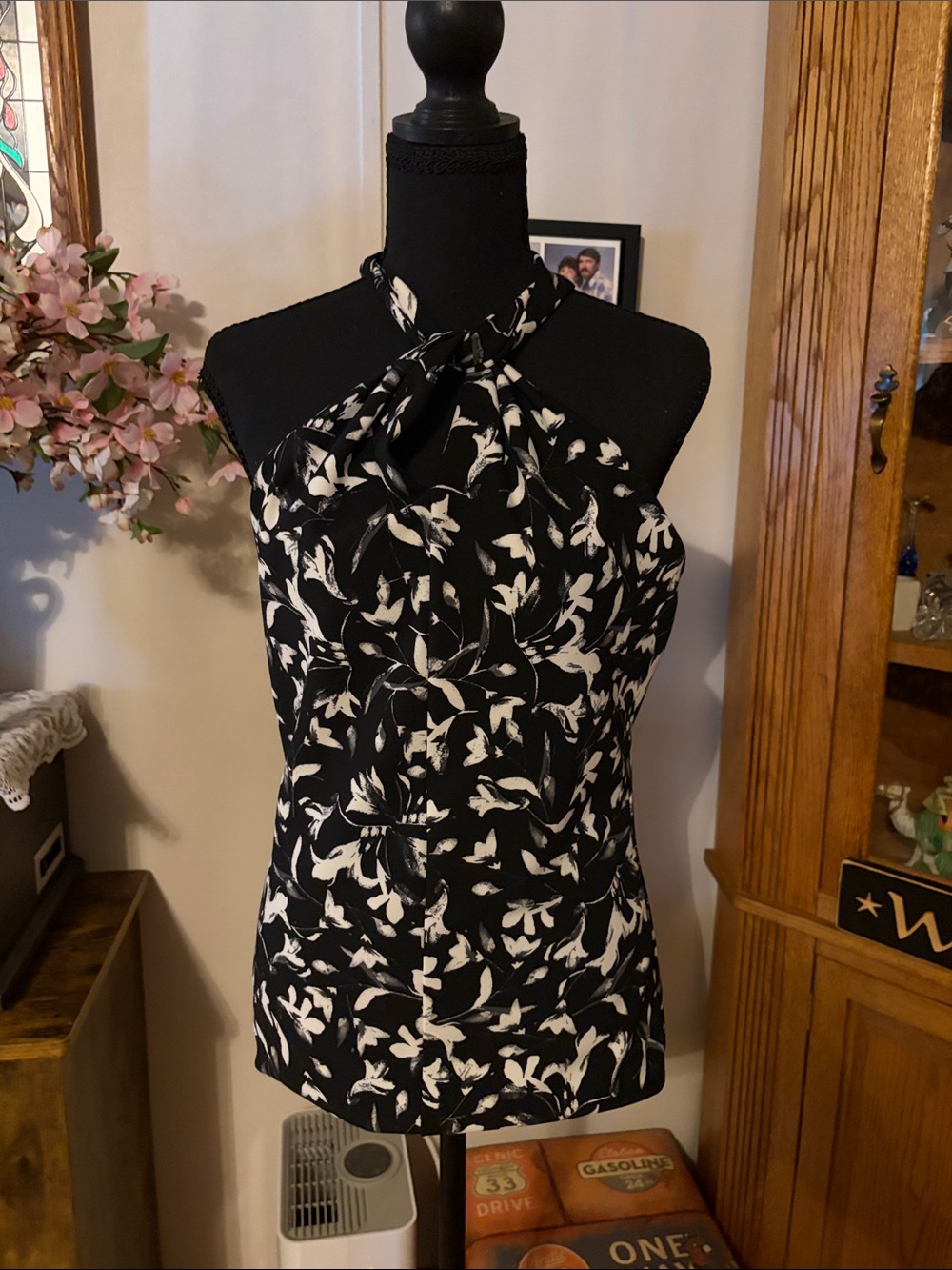 White House Black Market Black and White Floral Sleeveless Top